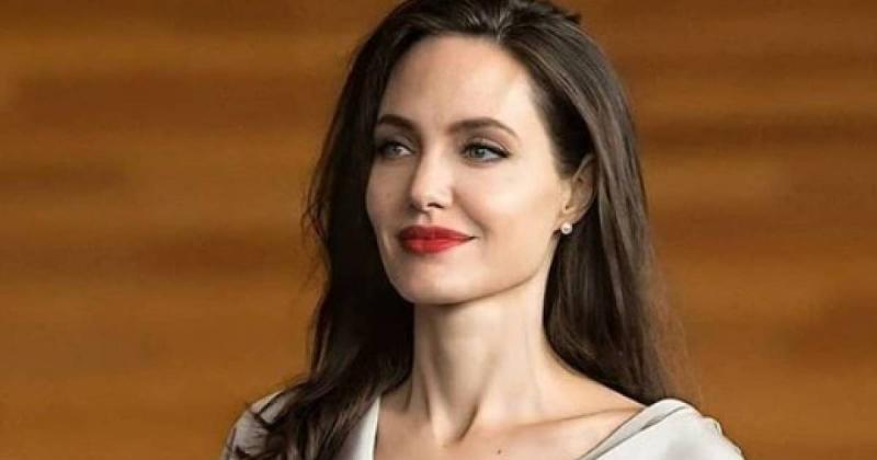 Angelina Jolie con doble barbijo 