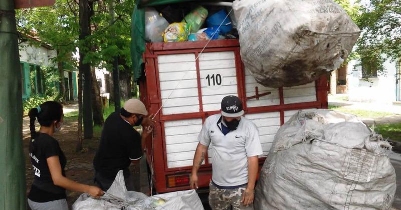 Uacuteltima colecta del antildeo de donaciones y material para reciclar 