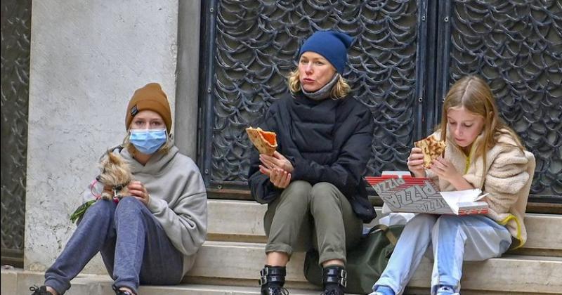 Naomi Watts se clavoacute una de muzza