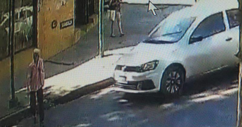Elena Alonso cruza y el Gol Trend est? por atropellarla