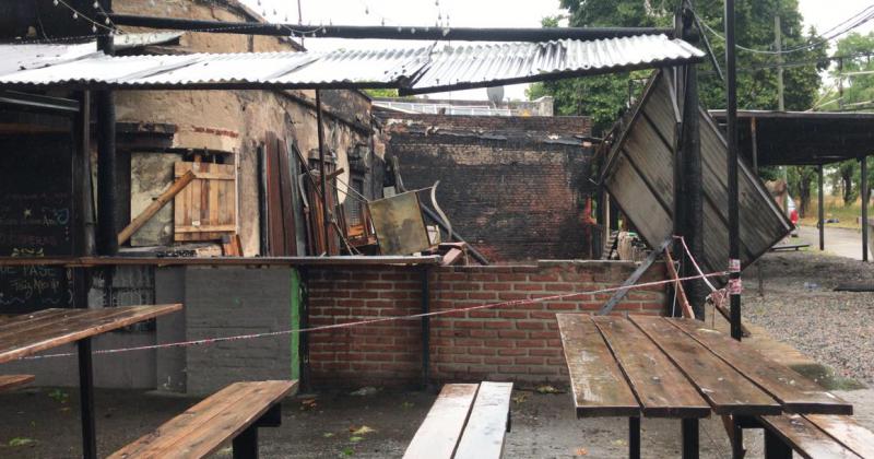 Un incendio destruyoacute una parrilla de Llavallol y los vecinos lanzaron una campantildea