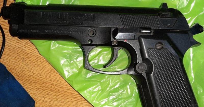 El arma de juguete que le incautaron al ladrón de 17 años