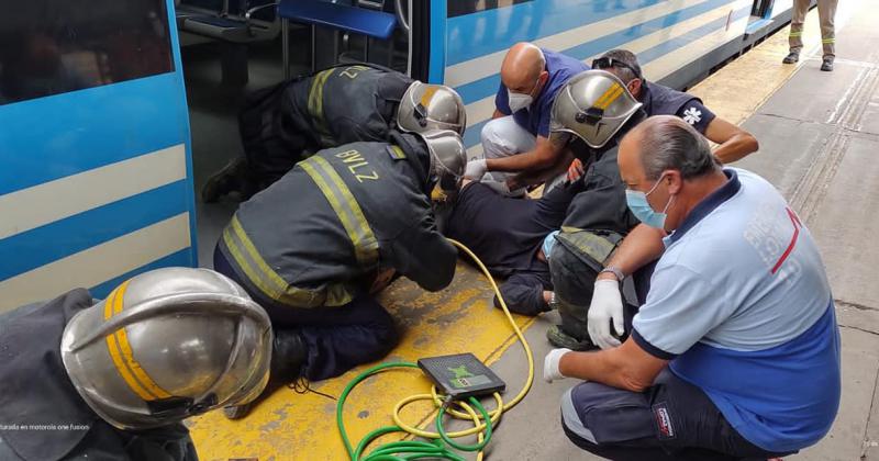 Los bomberos intentando liberar al hombre con cuidado