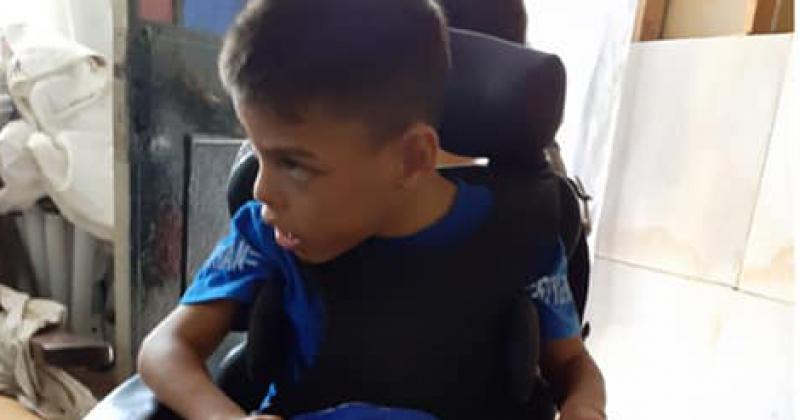 Benjamín tiene ocho años y sufre parlisis cerebral