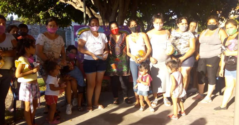 Los vecinos se acercan al espacio social para buscar ayuda 