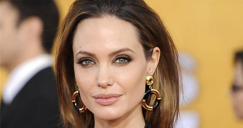Angelina Jolie elegante hasta en el suacuteper