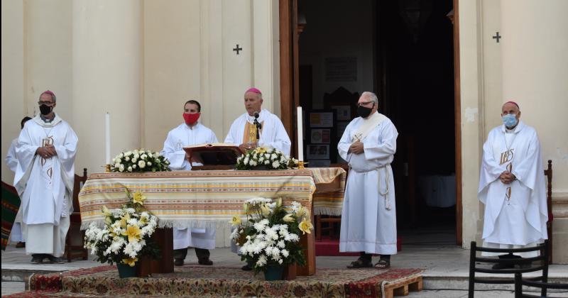 La misa se realizó en el atrio de la Catedral de Lomas de Zamora