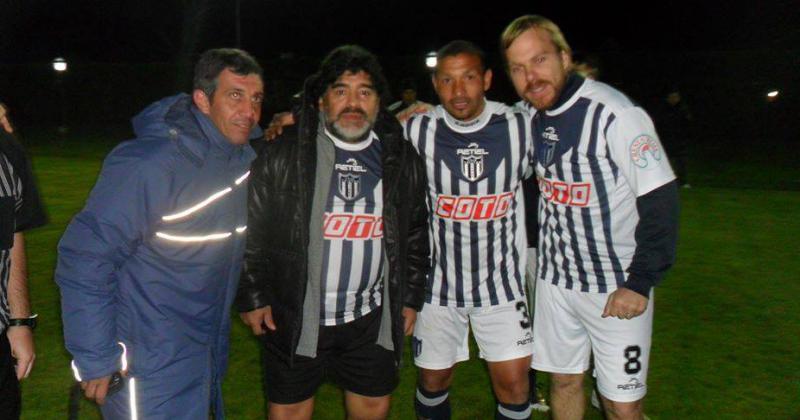 Maradona junto a Granados con la camiseta de Surez