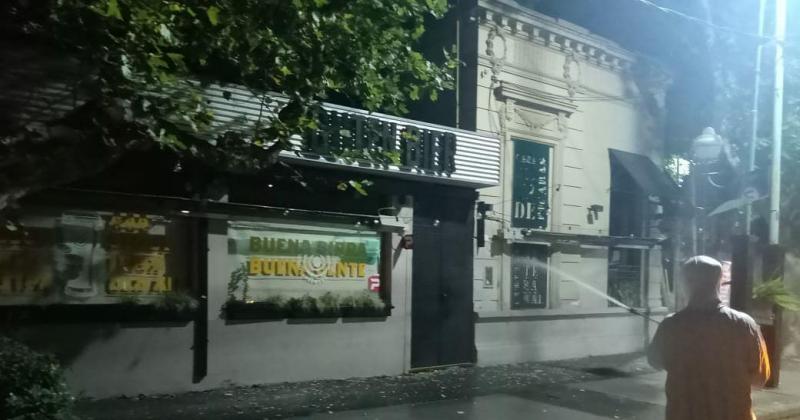 Así desinfectan en Lomas los bares durante la noche 