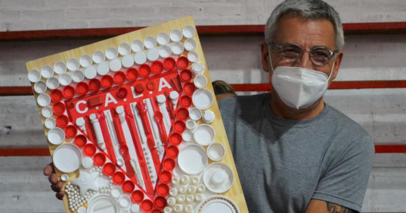 Víctor Grossi presidente Milrayitas recibió el regalo