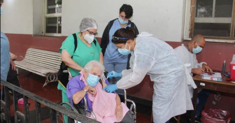 En seis días se vacunaron a los 165 residentes del Hogar