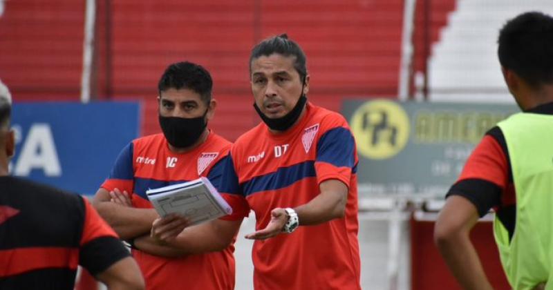 El técnico Salomón da indicaciones al plantel
