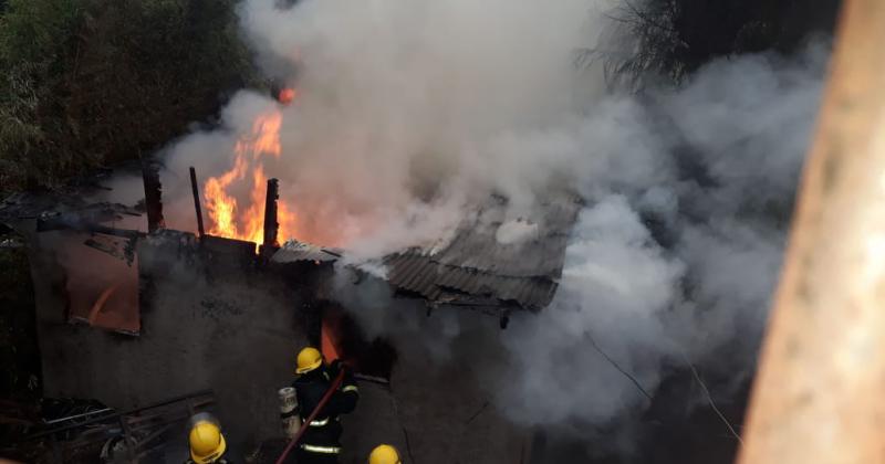 Impresionante incendió dejó sin nada a una familia en Lomas 
