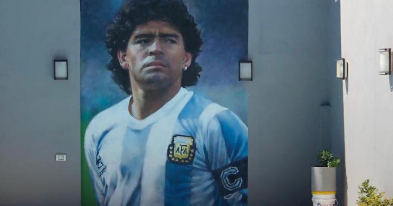 Es fanaacutetico de Maradona y se hizo un mural en su casa 