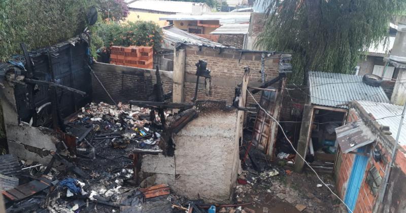 Impresionante incendió dejó sin nada a una familia en Lomas 