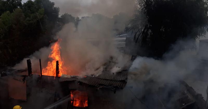 Impresionante incendió dejó sin nada a una familia en Lomas 