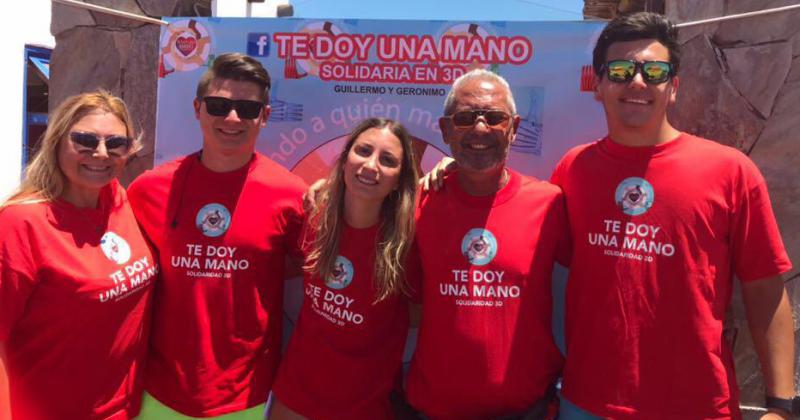 La ONG Te Doy Una Mano entrega mascarillas en los centros de vacunacioacuten