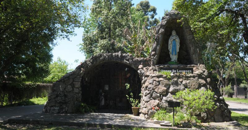 Consagrado en 1988 es un punto religioso destacado en Lomas