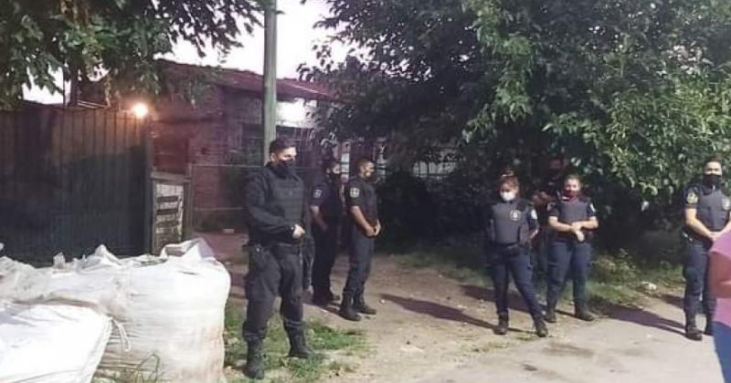 La Policía frente a la casa de Juan Carlos Enrique Guiñazú
