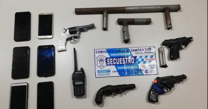 Armas handys y celulares entre los elementos secuestrados