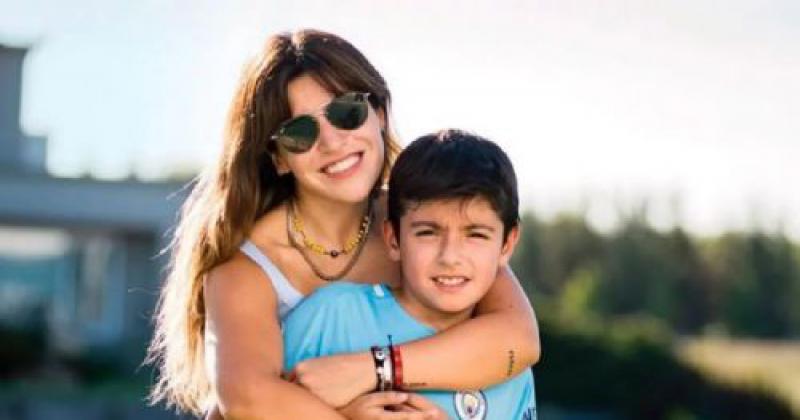 Gianinna Maradona con su hijo Benjamín Agüero 