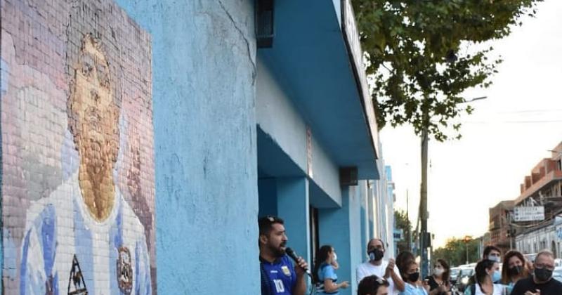 Asiacute fue la inauguracioacuten del mural de Maradona en el Club Temperley