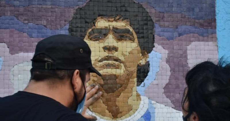 Asiacute fue la inauguracioacuten del mural de Maradona en el Club Temperley