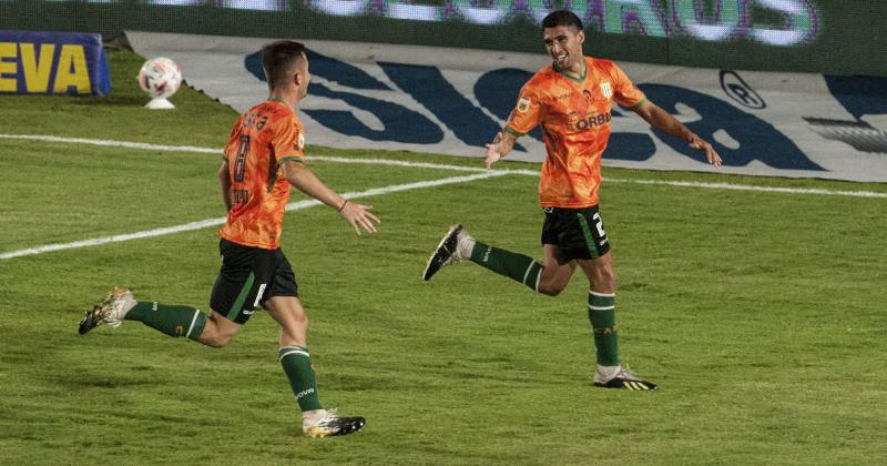 Álvarez festeja su gol en Santiago el segundo suyo en el torneo