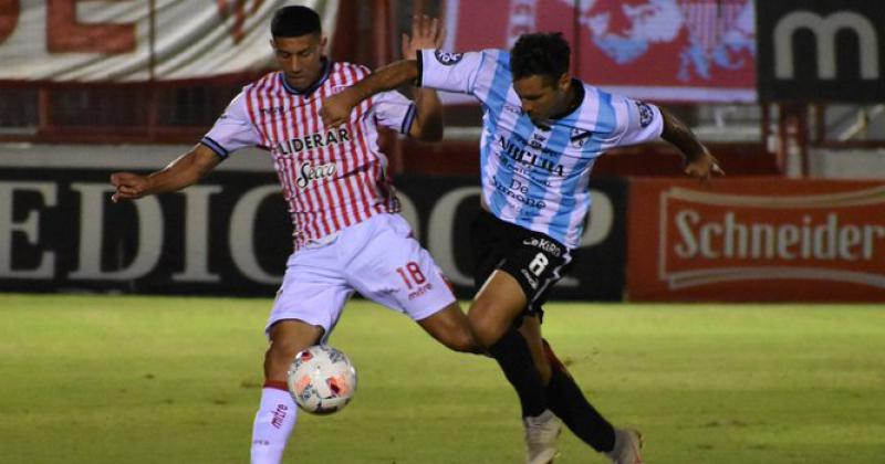 Enzo López intenta quedarse con la pelota ante Vera Piriz