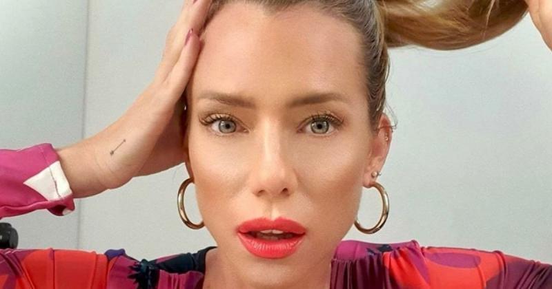 Nicole Neumann cerca de un piloto de TC