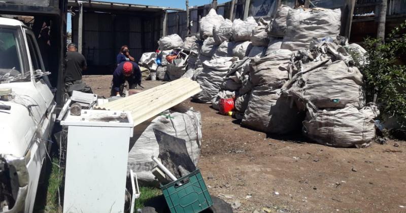 Una cooperativa se encarga de retirar material para reciclar casa por casa