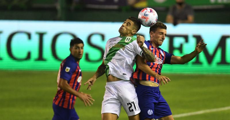 Payero y Pittón disputan el balón en las alturas