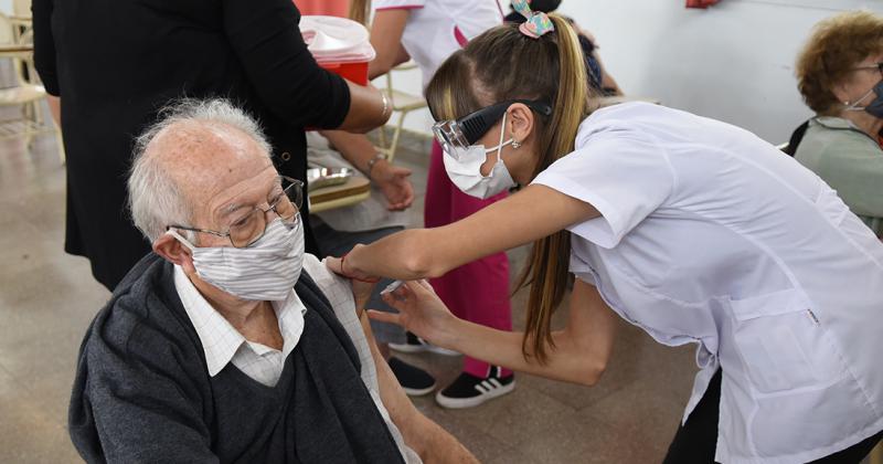 Aplausos y calidez- asiacute es la vacunacioacuten a mayores de 80 en el Hospital Esteves