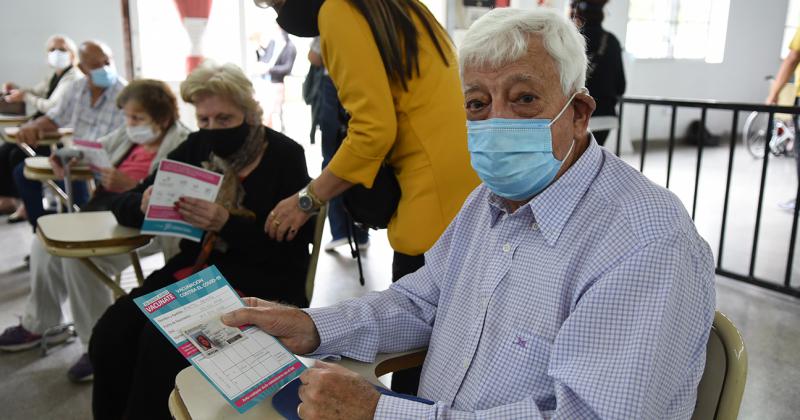 Aplausos y calidez- asiacute es la vacunacioacuten a mayores de 80 en el Hospital Esteves