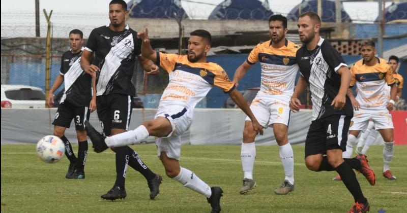 Claypole y Dock Sud jugaron un partido chato en el Sur