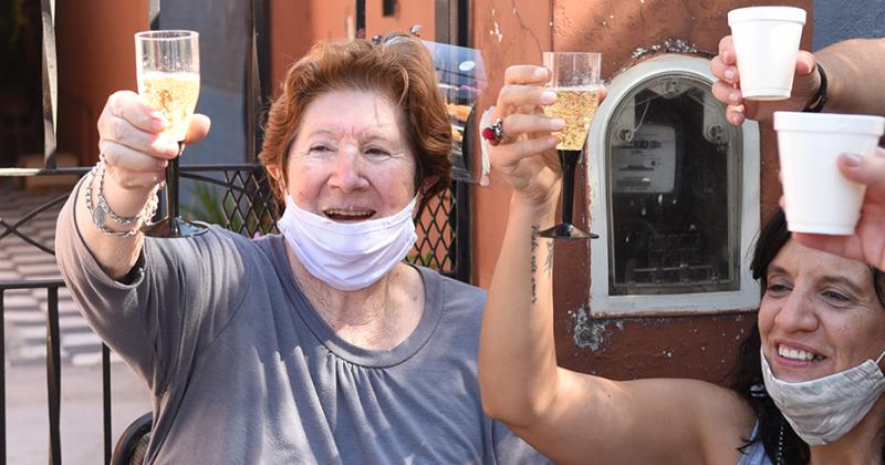 Emotivo cumpleaños a una vecina de 80 años de Lomas