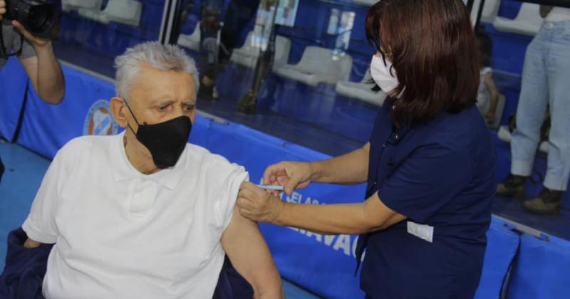 Vacunan a mayores en el Parque de Lomas 