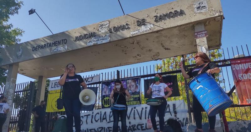 Crimen de Viviana Gimeacutenez- marcha y mural en el inicio del juicio