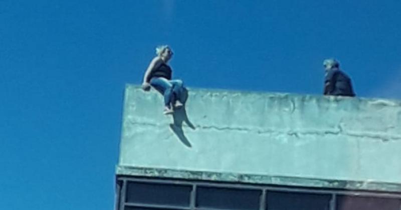 Tribunales de Lomas- rescatan a una mujer que estaba en la cornisa de un edificio