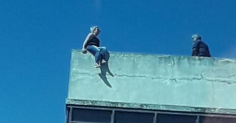 Tribunales de Lomas- rescatan a una mujer que estaba en la cornisa de un edificio
