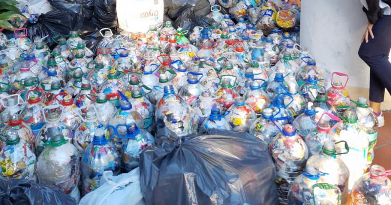 Juntan casi 3 mil botellas de plaacutestico para reciclar 