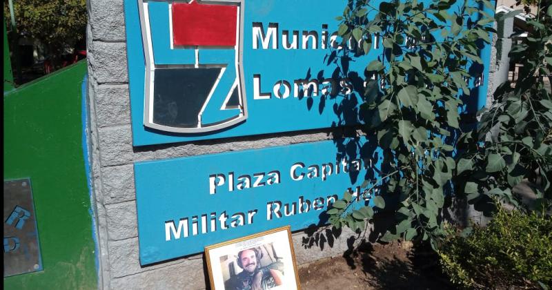 El cartel y el cuadro en homenaje al excombatiente Rubén Martel