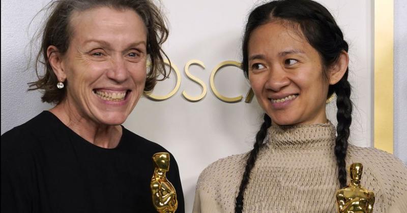 Frances McDormand junto a la directora Chloé Zhao 