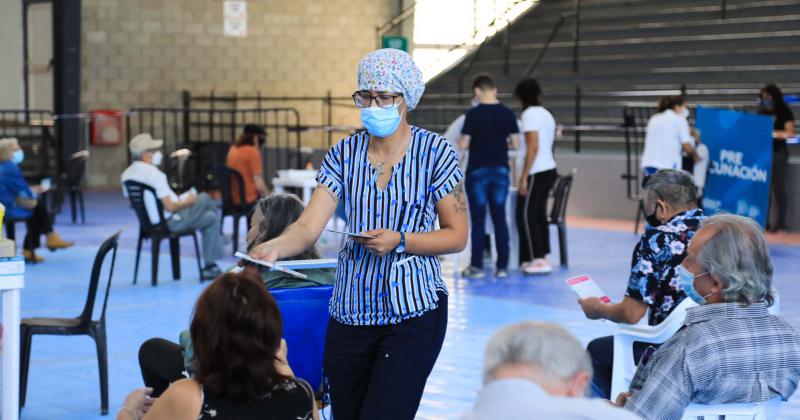 El plan de vacunación la contracara de la crisis 