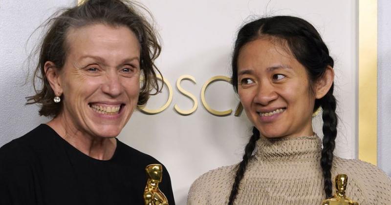Frances McDormand junto a la directora Chloé Zhao 
