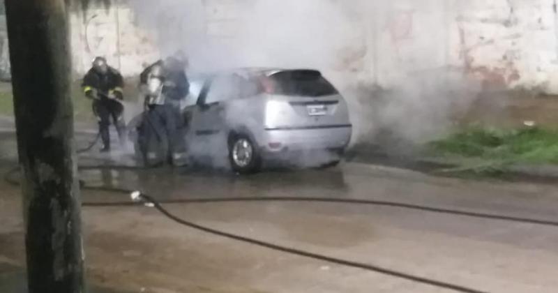 Susto- se incendioacute un auto en Llavallol y los Bomberos tuvieron que intervenir