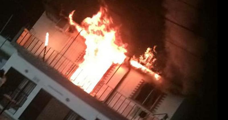 Casa en llamas en San José
