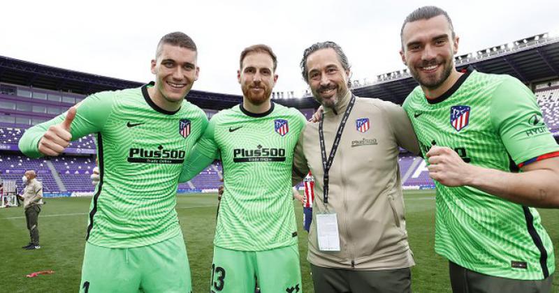 Pablo Vercellone junto a los arqueros del plantel campeón