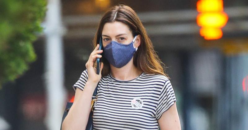 Anne Hathaway vacunada y con sticker 