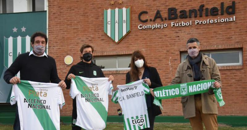 Directivos de ambos clubes en el marco del recibimiento